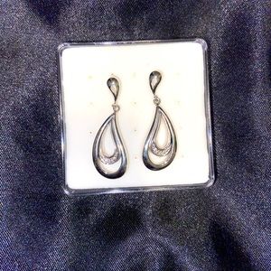 10k White Gold with small diamonds, Drop Earrings.